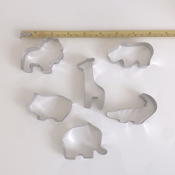 Noah’s Ark Cookie cutter set with metal tin, recipe book and plate - Picture 6 of 10